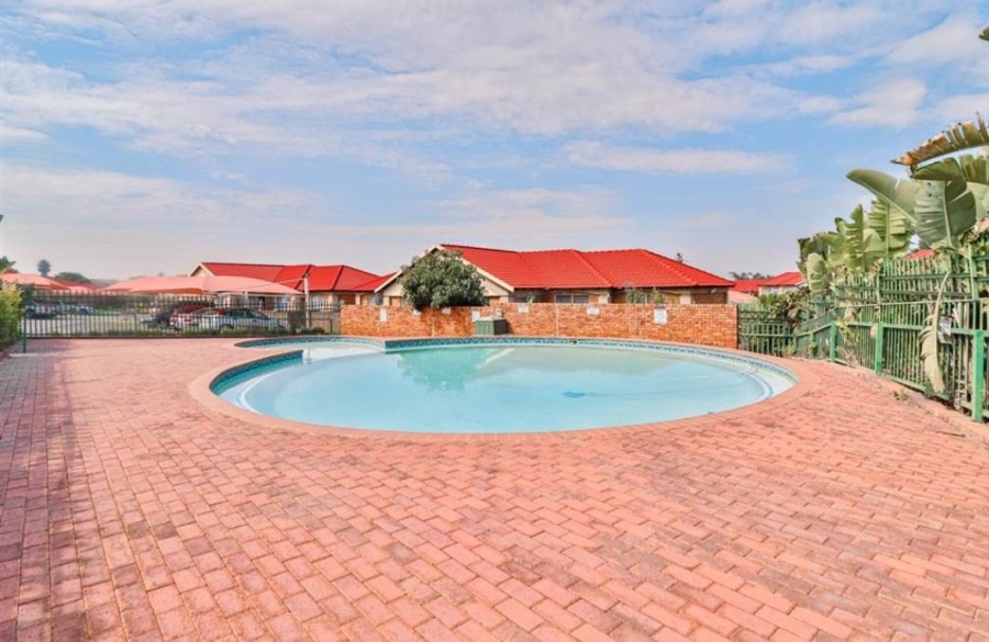 2 Bedroom Property for Sale in Liefde en Vrede Gauteng