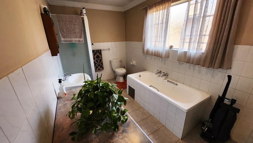 5 Bedroom Property for Sale in Wierdapark Gauteng