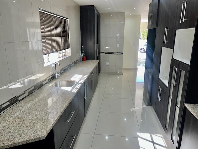 To Let 4 Bedroom Property for Rent in Gallo Manor Gauteng