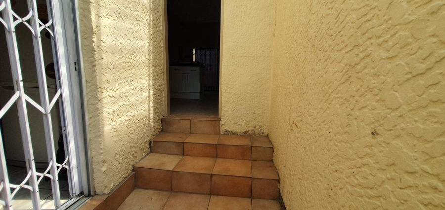 To Let 1 Bedroom Property for Rent in Blairgowrie Gauteng