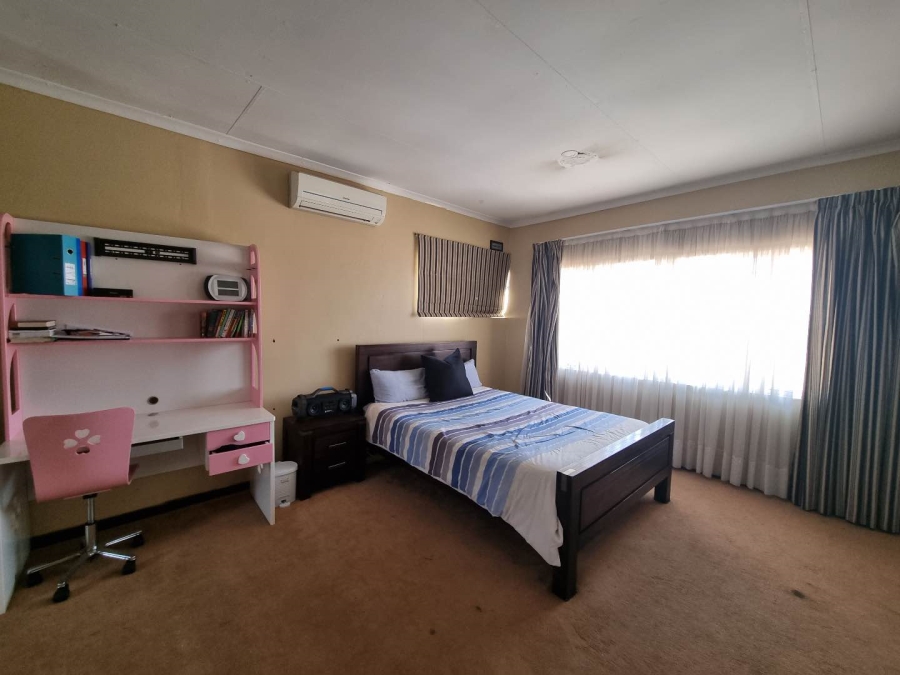 8 Bedroom Property for Sale in Waterkloof Ridge Gauteng