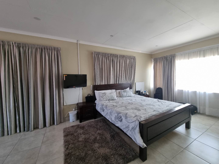 8 Bedroom Property for Sale in Waterkloof Ridge Gauteng