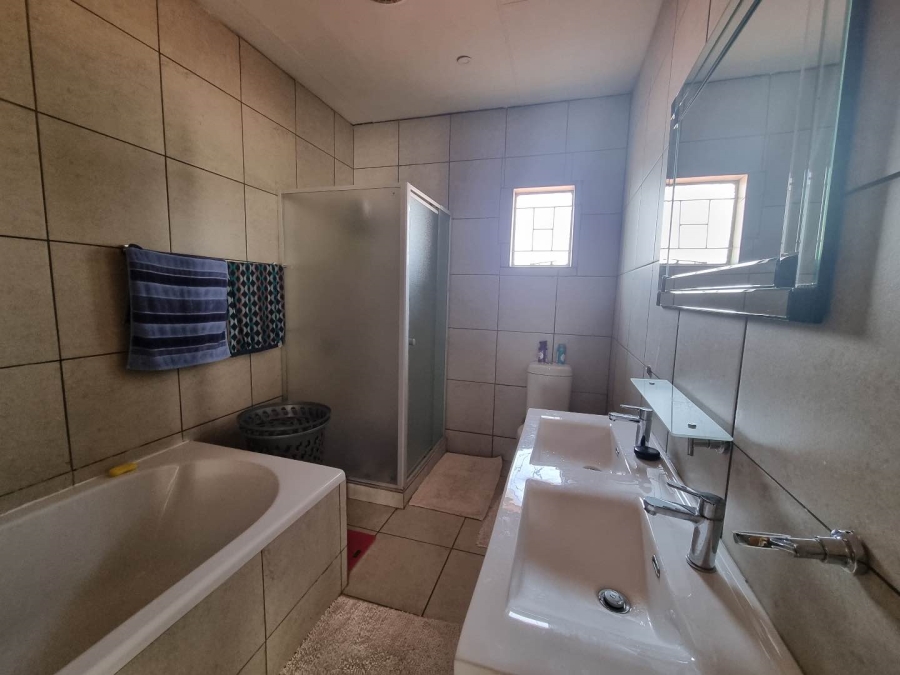 8 Bedroom Property for Sale in Waterkloof Ridge Gauteng