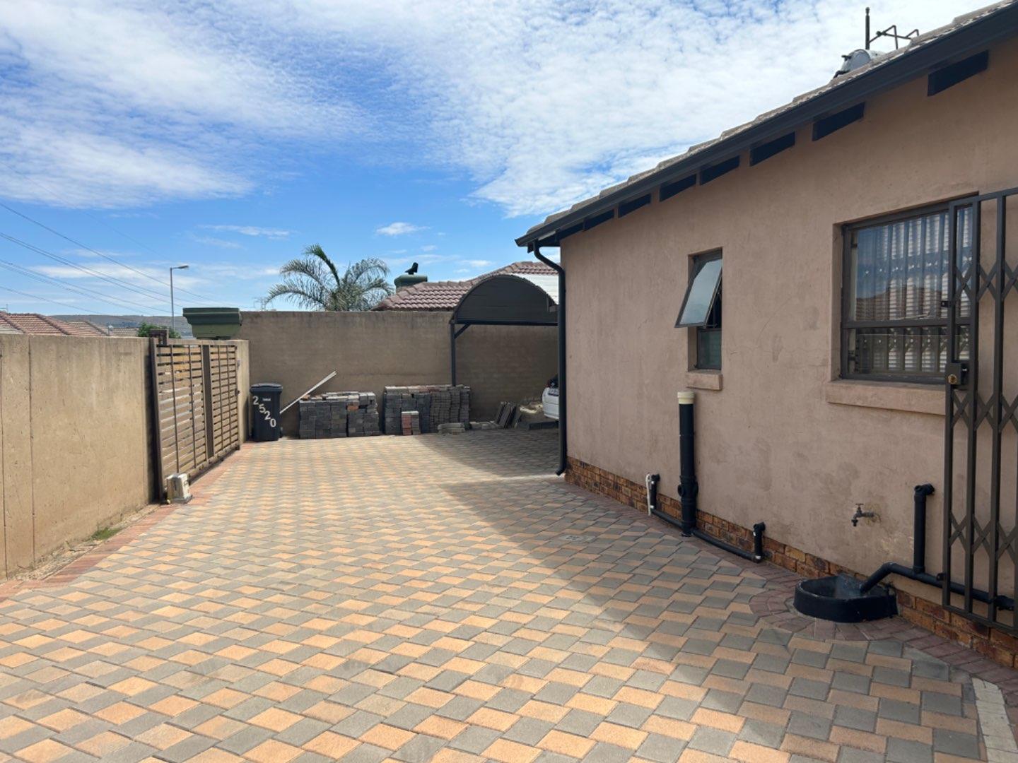 2 Bedroom Property for Sale in Kirkney Gauteng