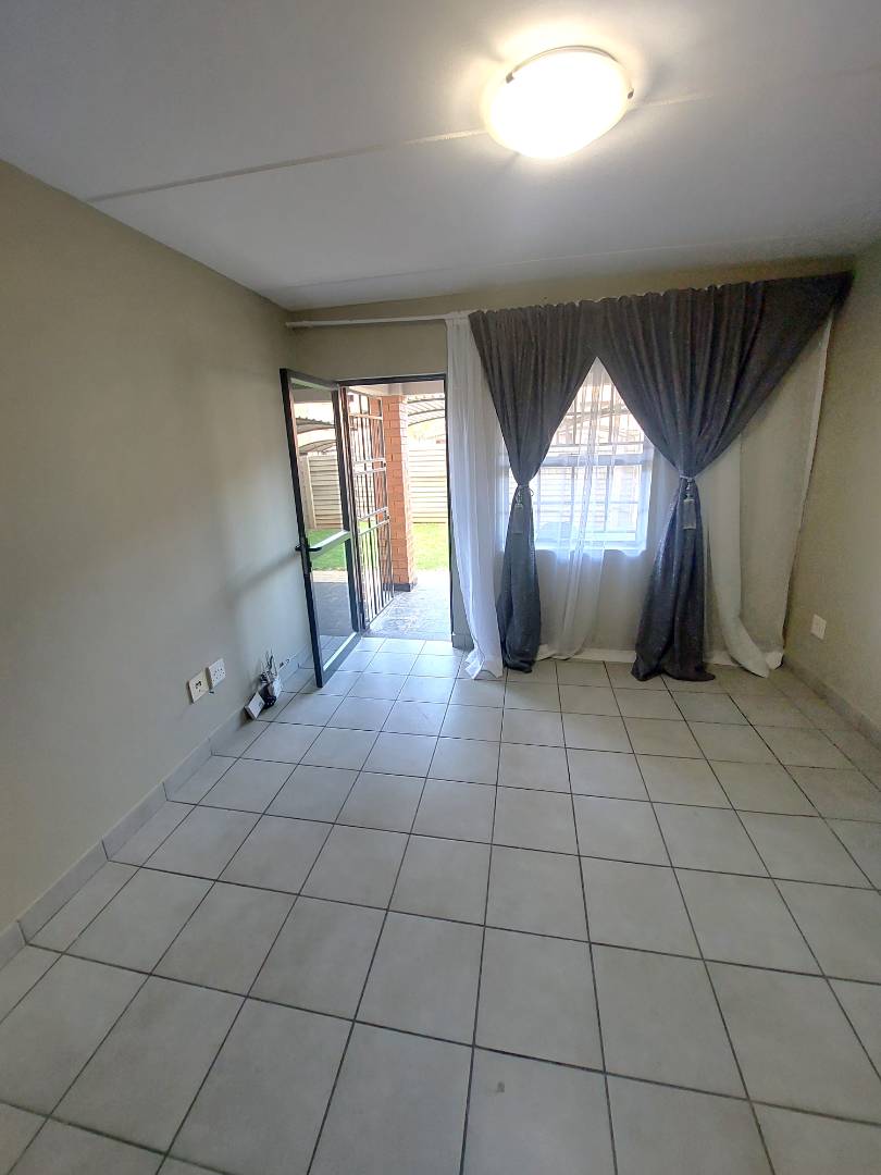 2 Bedroom Property for Sale in Heuweloord Gauteng