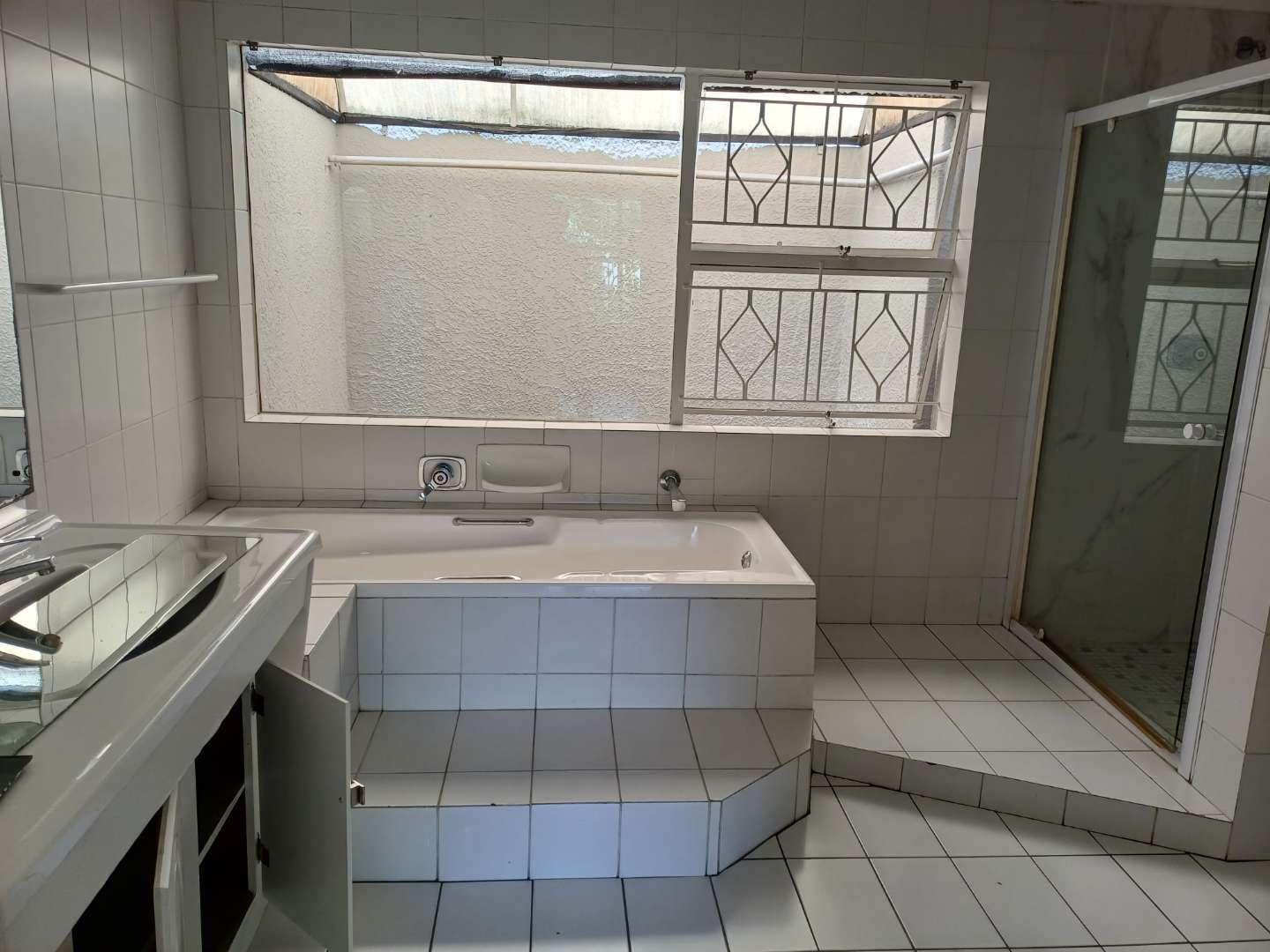 To Let 4 Bedroom Property for Rent in Alberante Gauteng