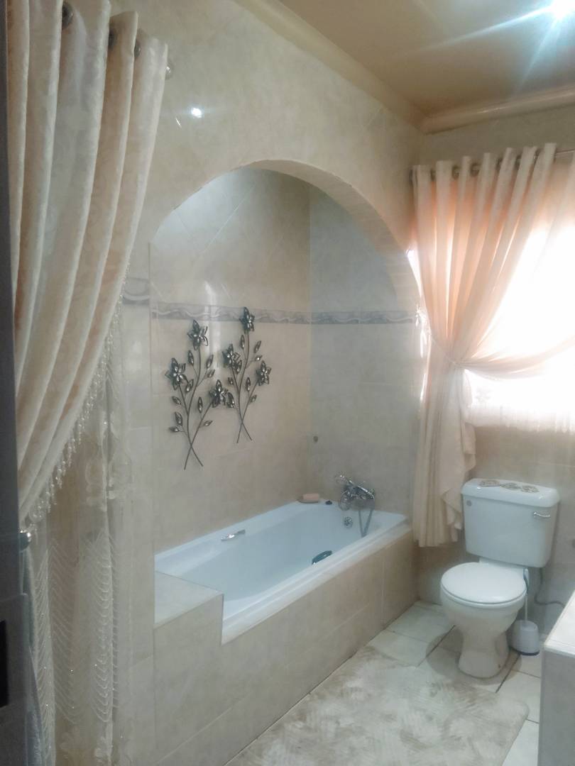 5 Bedroom Property for Sale in Greenhills Gauteng