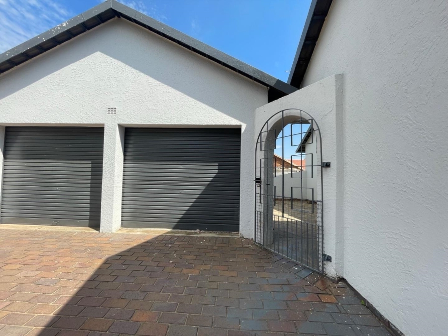 To Let 4 Bedroom Property for Rent in Glen Marais Gauteng