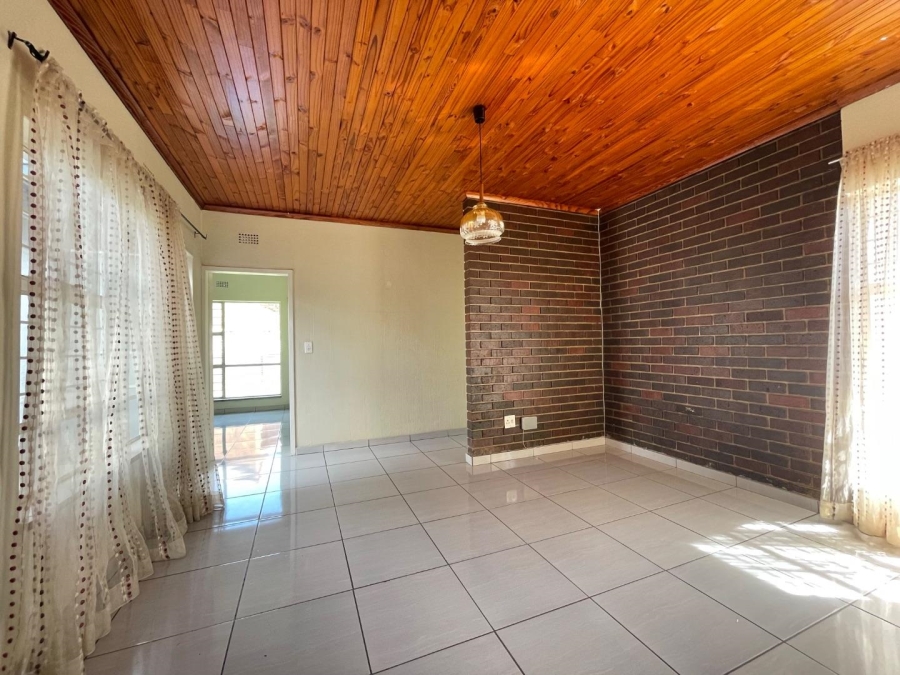 To Let 4 Bedroom Property for Rent in Glen Marais Gauteng