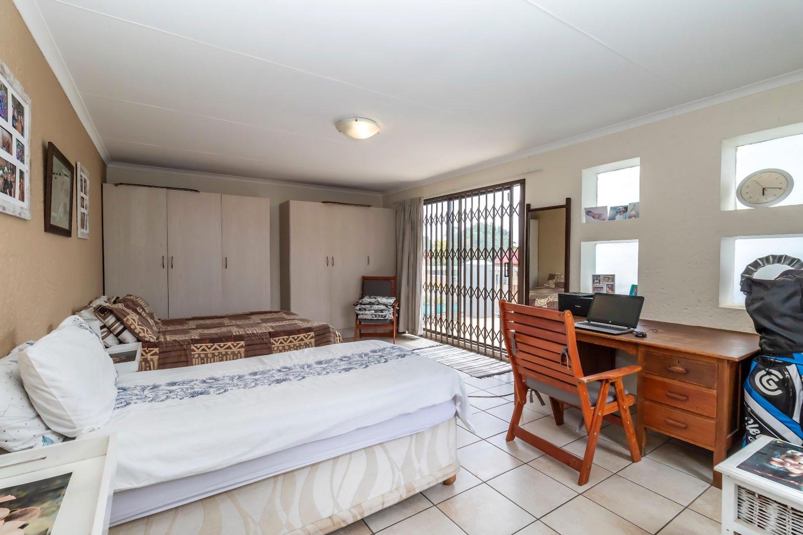 5 Bedroom Property for Sale in Radiokop Gauteng
