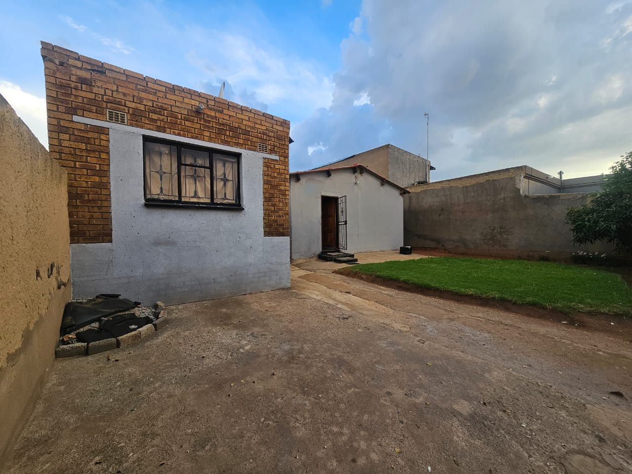 2 Bedroom Property for Sale in Teanong Gauteng