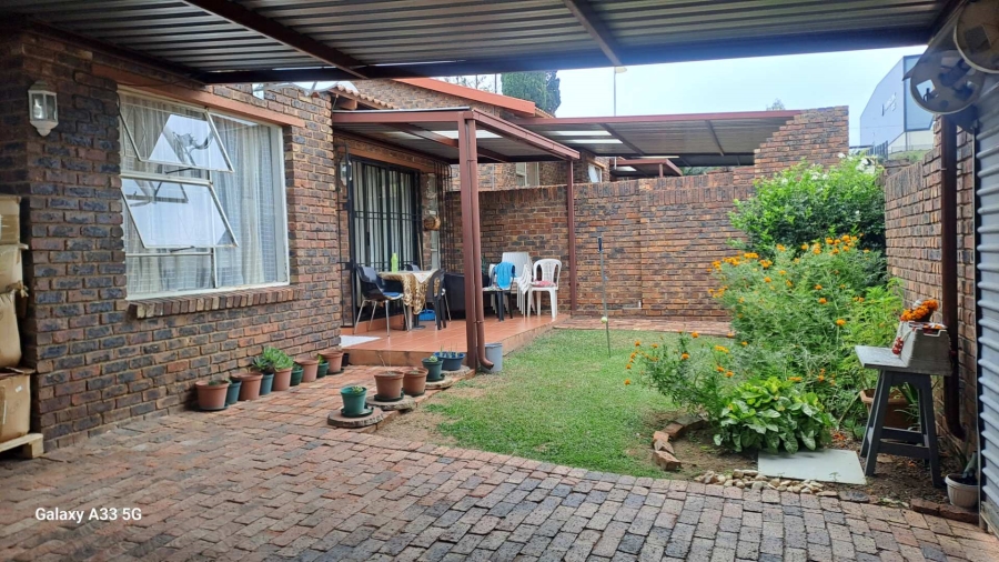 3 Bedroom Property for Sale in Buccleuch Gauteng