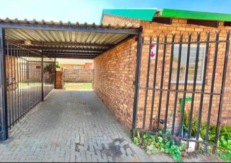 2 Bedroom Property for Sale in The Orchards Gauteng