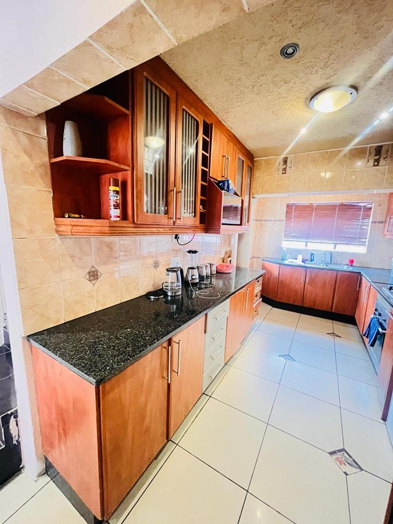 5 Bedroom Property for Sale in Commercia Gauteng