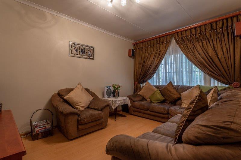 6 Bedroom Property for Sale in Glenvista Gauteng