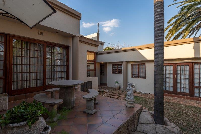 6 Bedroom Property for Sale in Glenvista Gauteng