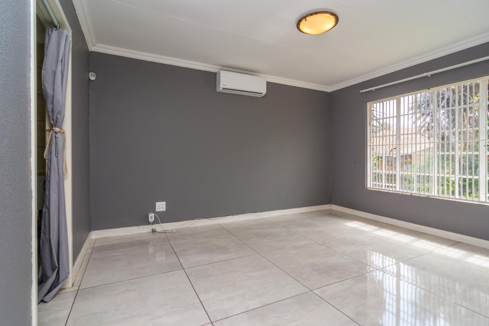 To Let 4 Bedroom Property for Rent in Radiokop Gauteng