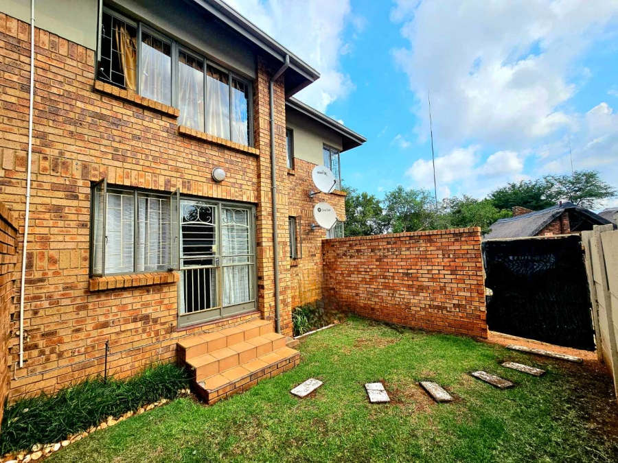 2 Bedroom Property for Sale in Faerie Glen Gauteng