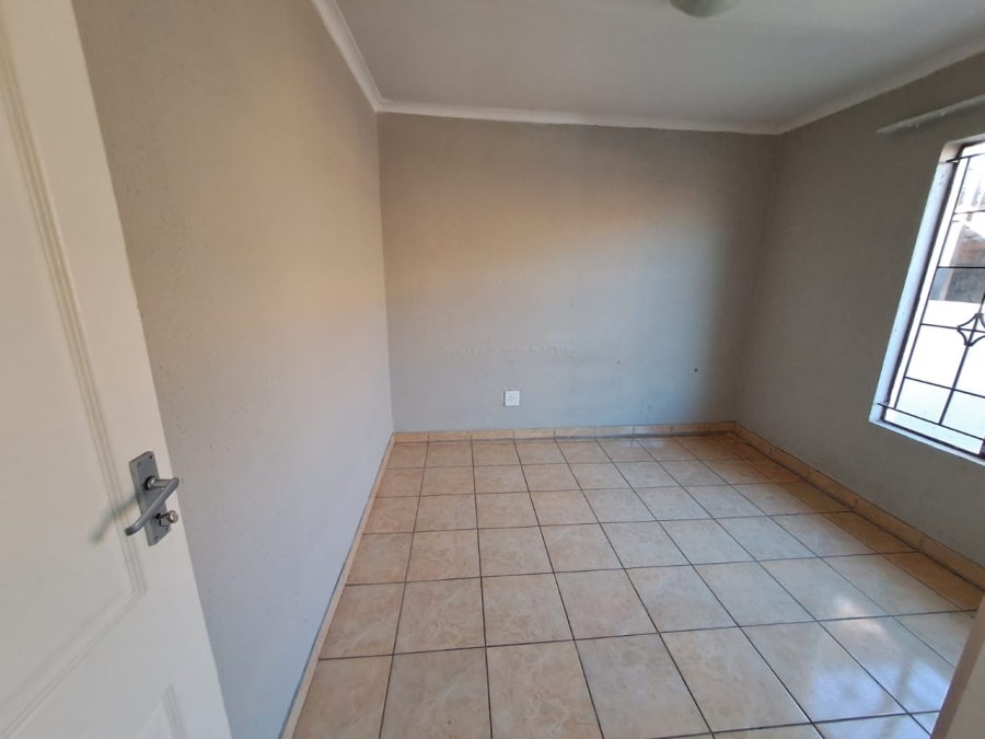 7 Bedroom Property for Sale in Olievenhoutbosch Gauteng