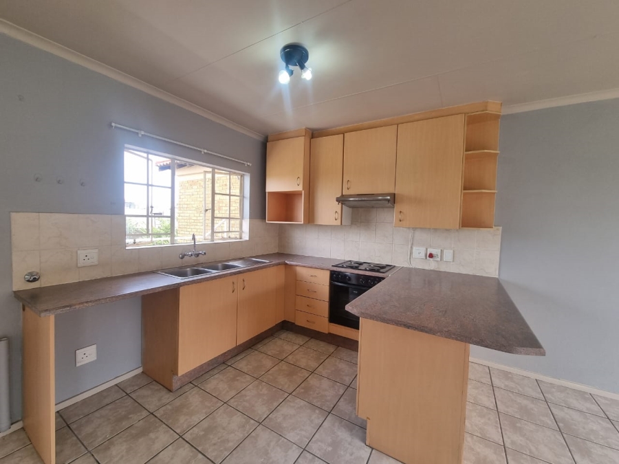 To Let 1 Bedroom Property for Rent in Kenmare Gauteng