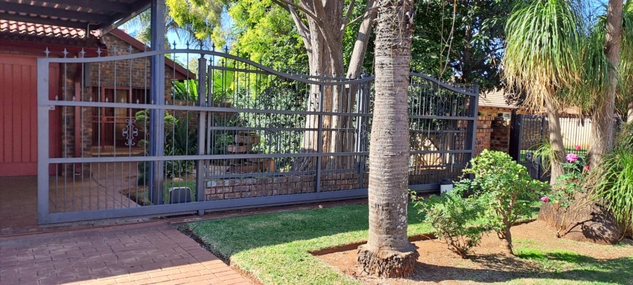 5 Bedroom Property for Sale in Doornpoort Gauteng