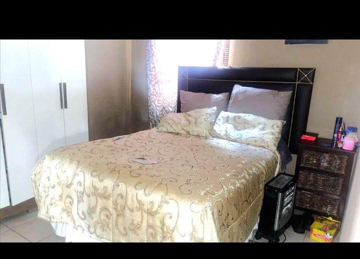 6 Bedroom Property for Sale in Protea Glen Gauteng