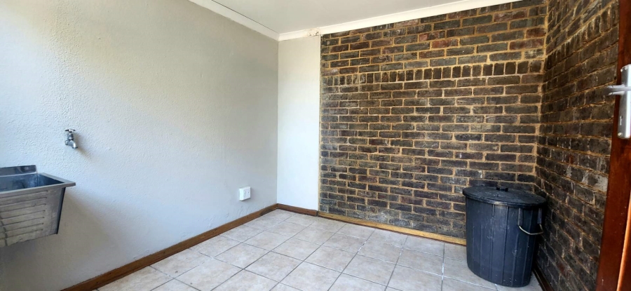 To Let 3 Bedroom Property for Rent in Glenvista Gauteng