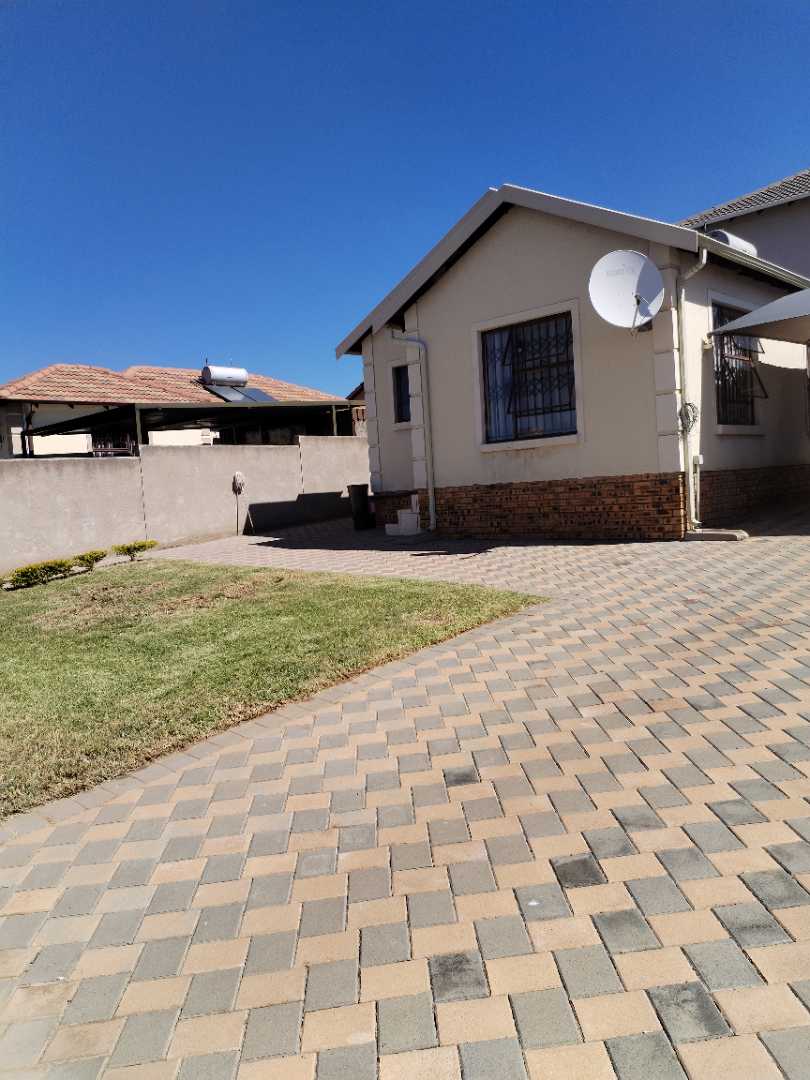 To Let 3 Bedroom Property for Rent in Blue Hills Gauteng