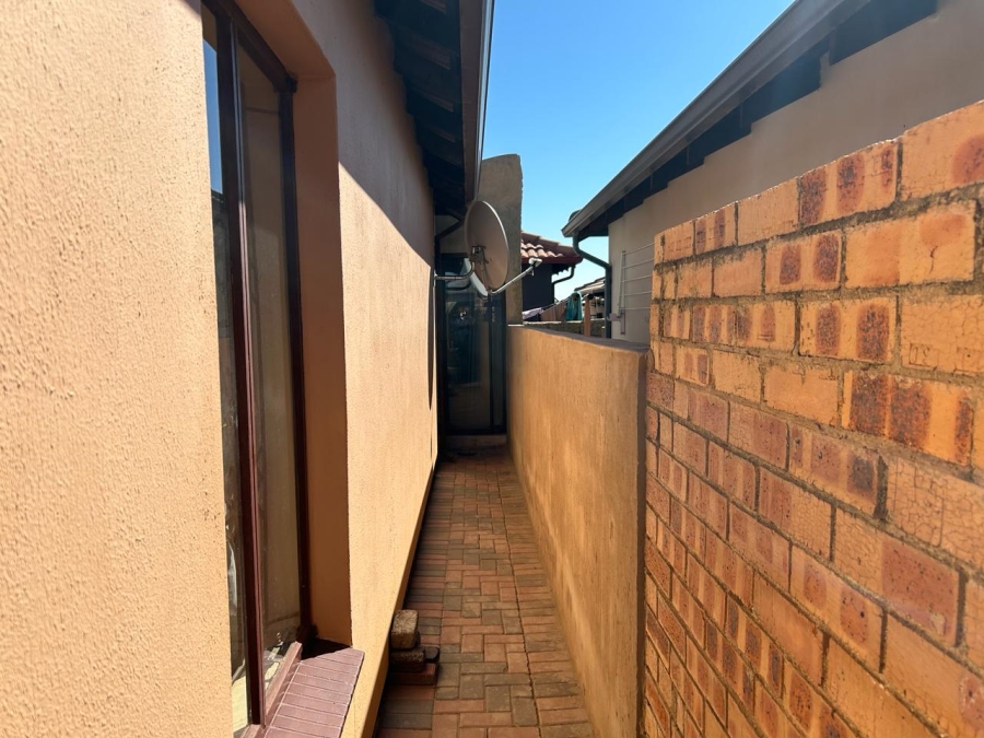 2 Bedroom Property for Sale in Clayville Gauteng