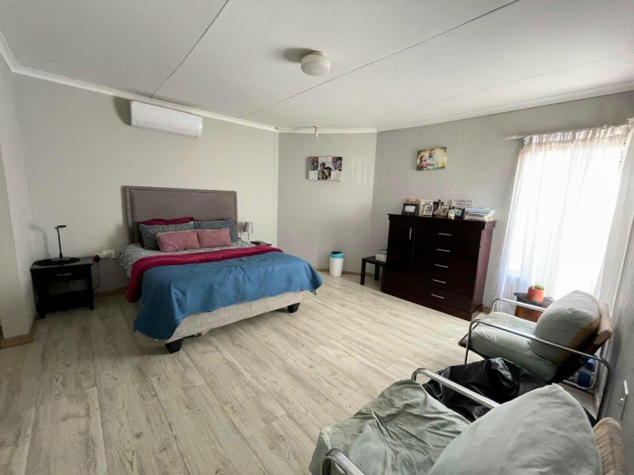 3 Bedroom Property for Sale in Die Hoewes Gauteng