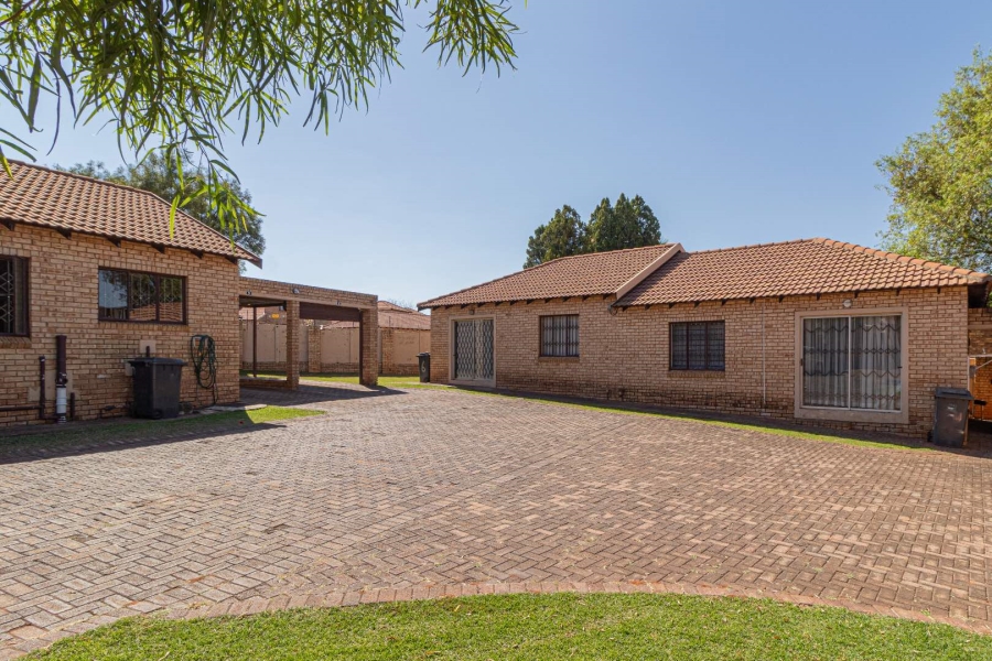 2 Bedroom Property for Sale in Witpoortjie Gauteng