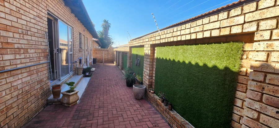 To Let 3 Bedroom Property for Rent in New Redruth Gauteng