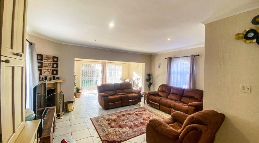 To Let 4 Bedroom Property for Rent in Brackenhurst Gauteng
