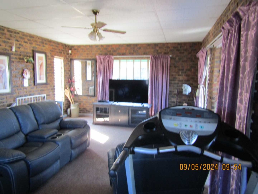 4 Bedroom Property for Sale in Vaaloewer Gauteng