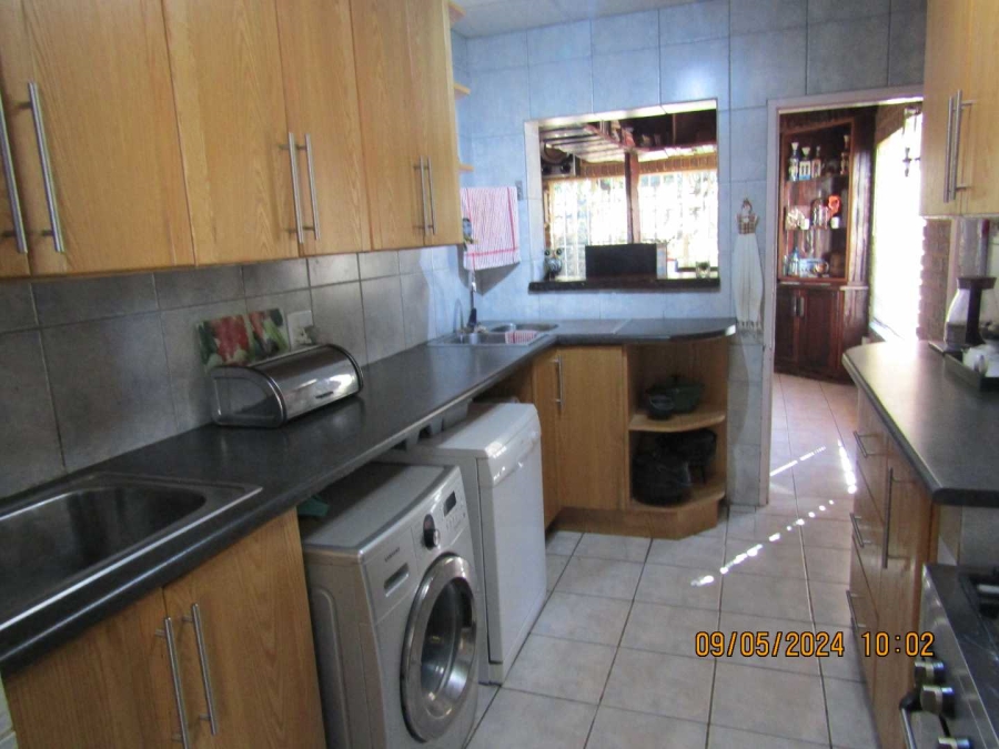 4 Bedroom Property for Sale in Vaaloewer Gauteng