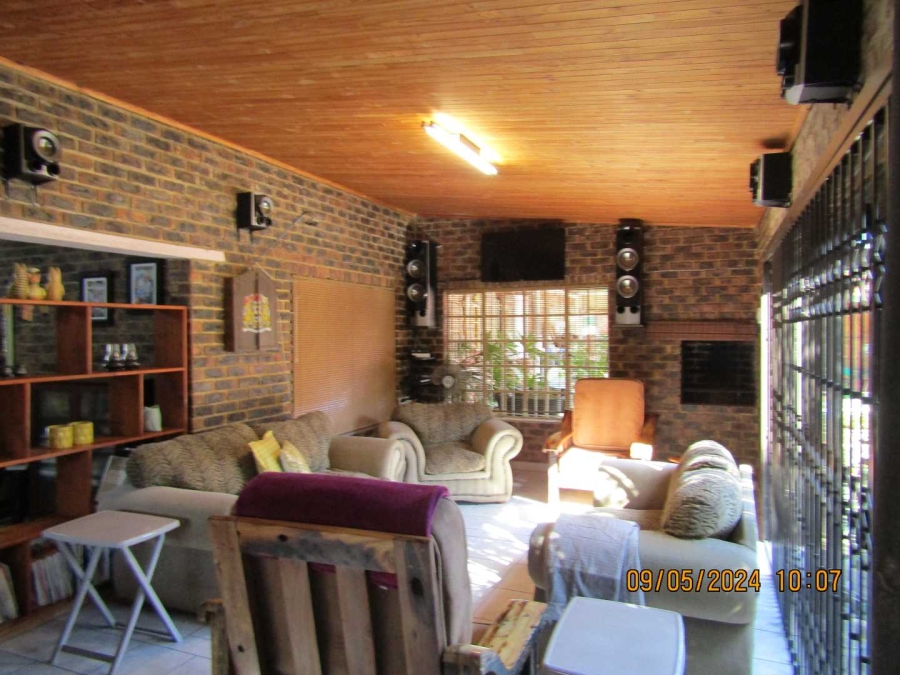 4 Bedroom Property for Sale in Vaaloewer Gauteng