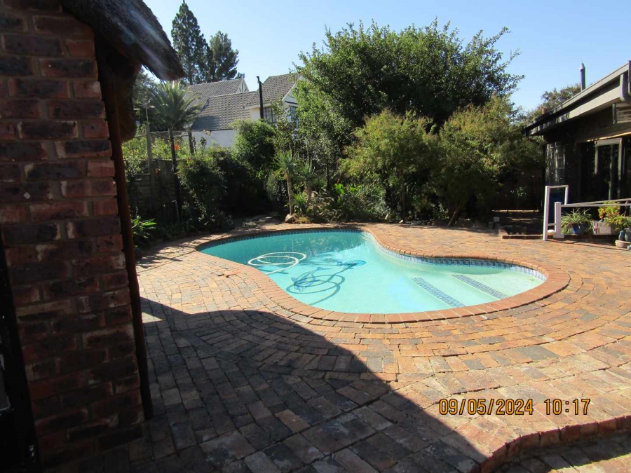 4 Bedroom Property for Sale in Vaaloewer Gauteng