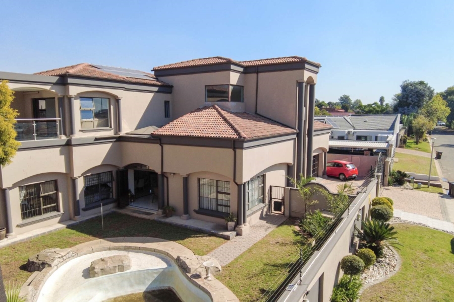 5 Bedroom Property for Sale in Lakefield Gauteng