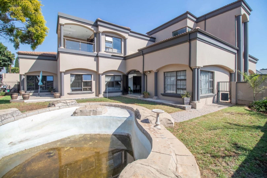 5 Bedroom Property for Sale in Lakefield Gauteng