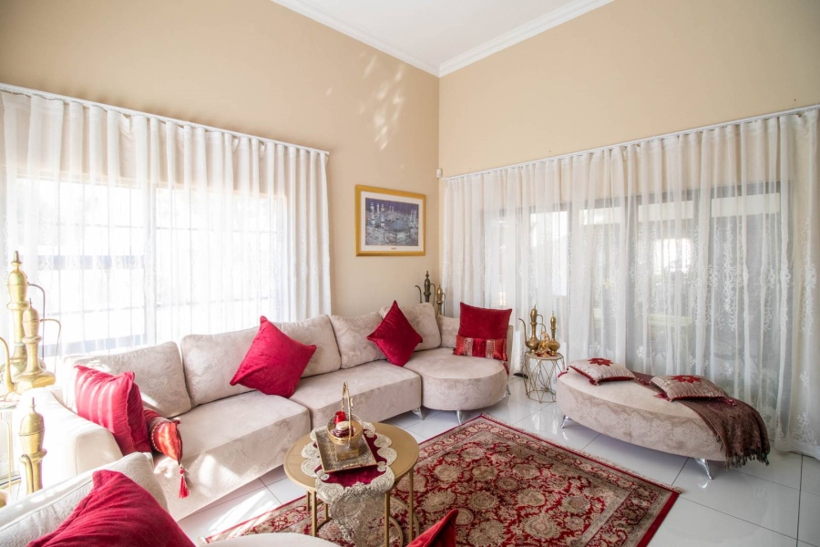5 Bedroom Property for Sale in Lakefield Gauteng