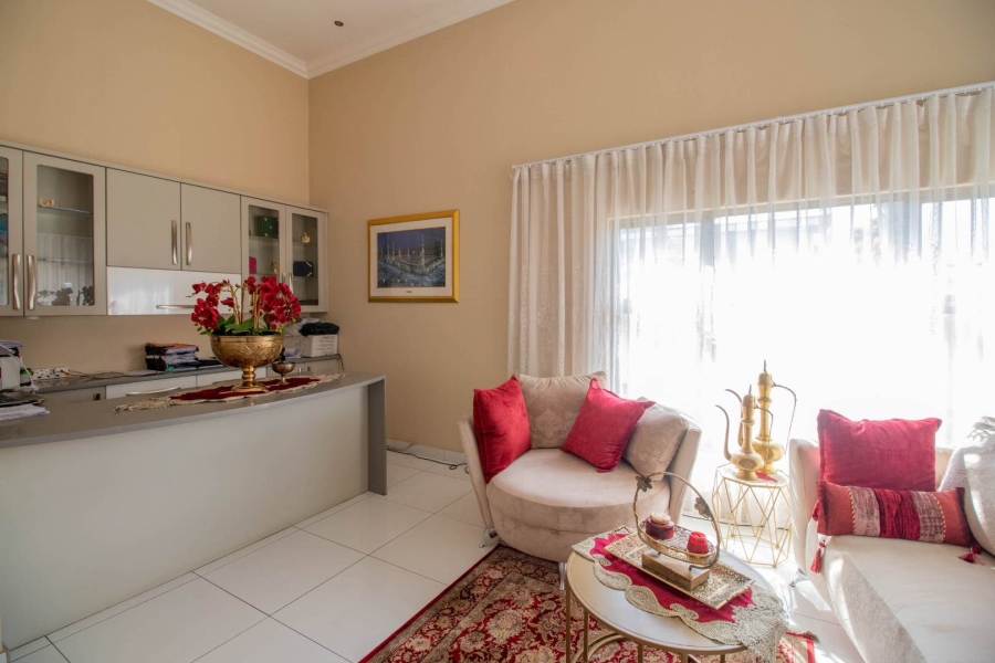 5 Bedroom Property for Sale in Lakefield Gauteng