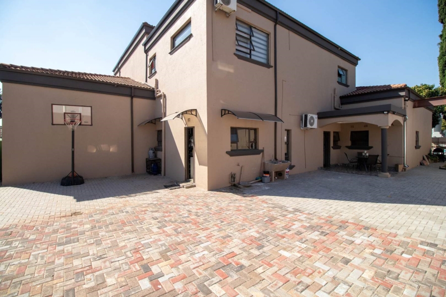 5 Bedroom Property for Sale in Lakefield Gauteng