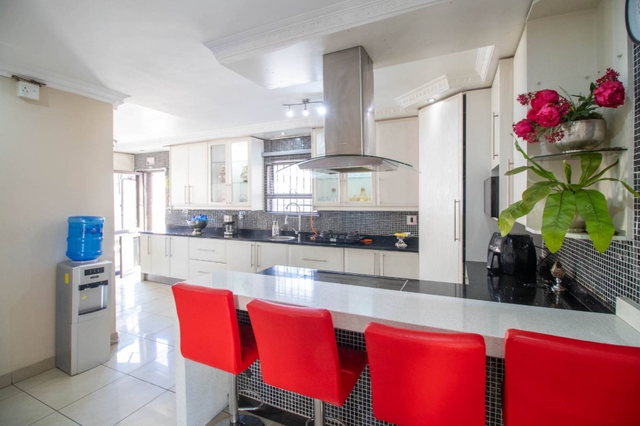 5 Bedroom Property for Sale in Lakefield Gauteng