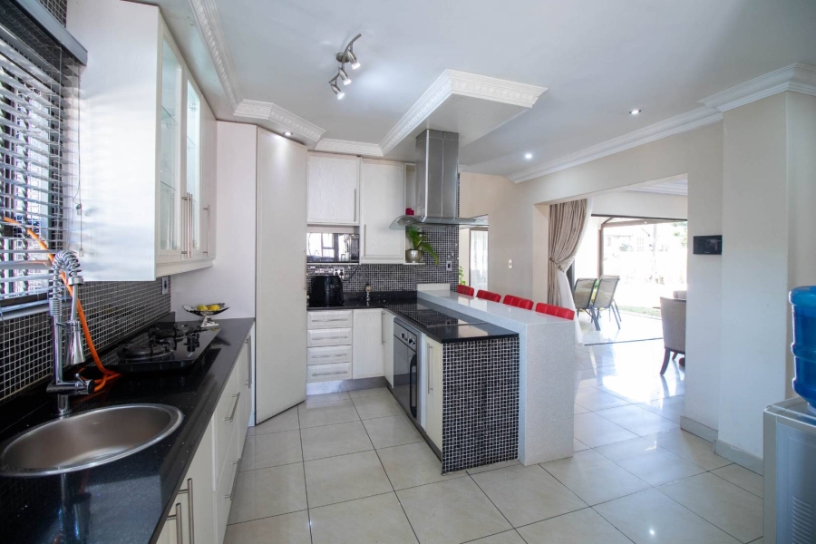 5 Bedroom Property for Sale in Lakefield Gauteng