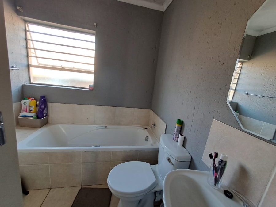 2 Bedroom Property for Sale in Olievenhoutbosch A H Gauteng