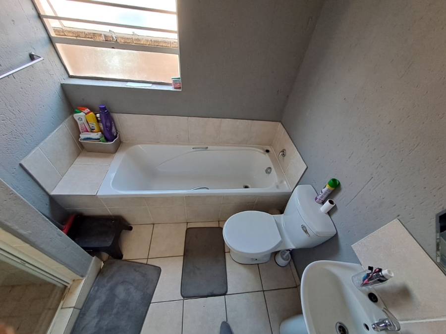 2 Bedroom Property for Sale in Olievenhoutbosch A H Gauteng