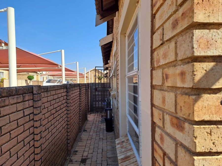 2 Bedroom Property for Sale in Olievenhoutbosch A H Gauteng