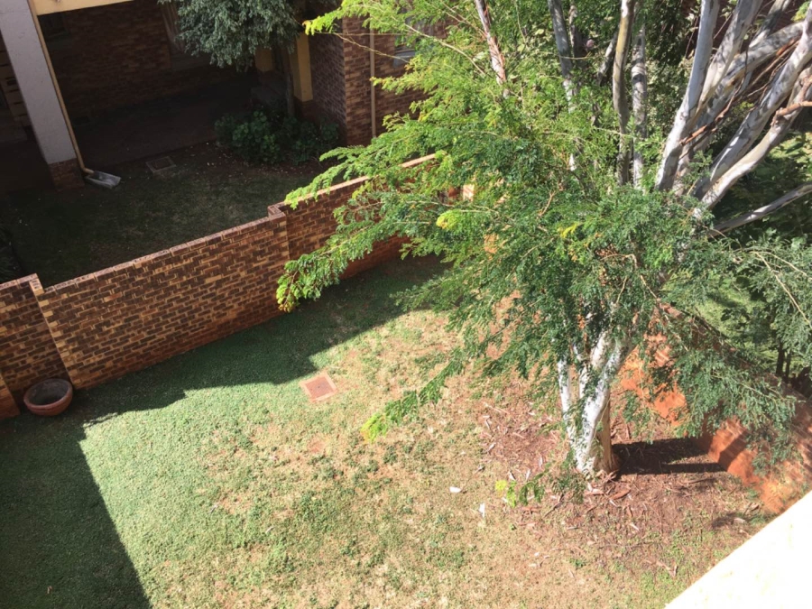 2 Bedroom Property for Sale in Die Hoewes Gauteng