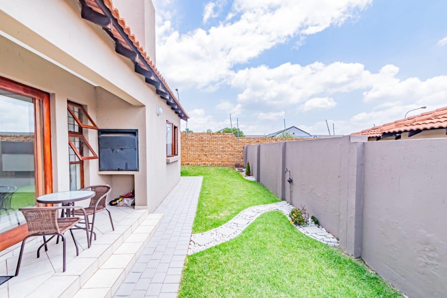 2 Bedroom Property for Sale in Thatchfield Close Gauteng