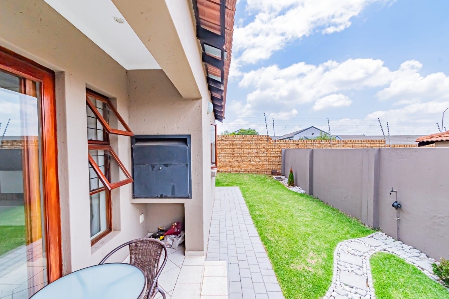 2 Bedroom Property for Sale in Thatchfield Close Gauteng